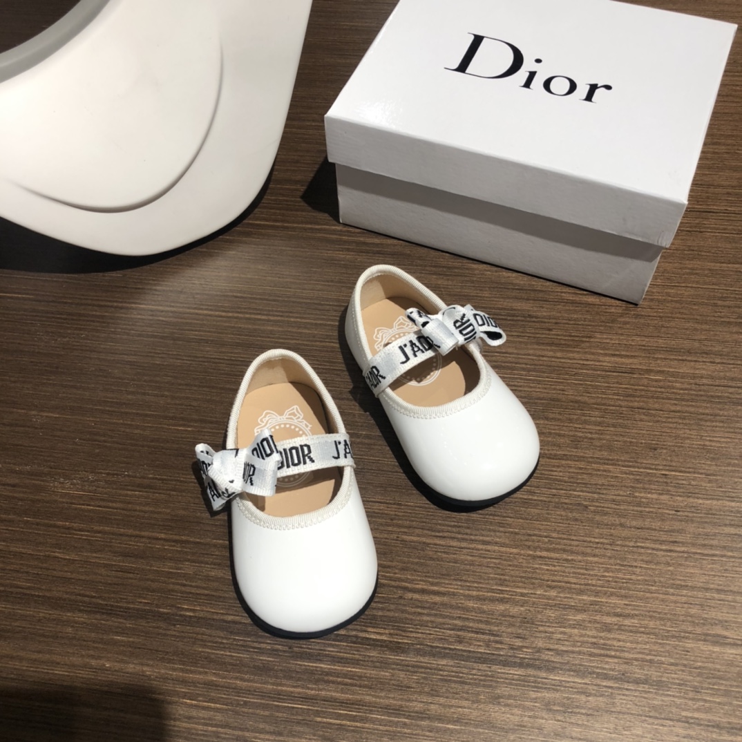 Children's shoes child